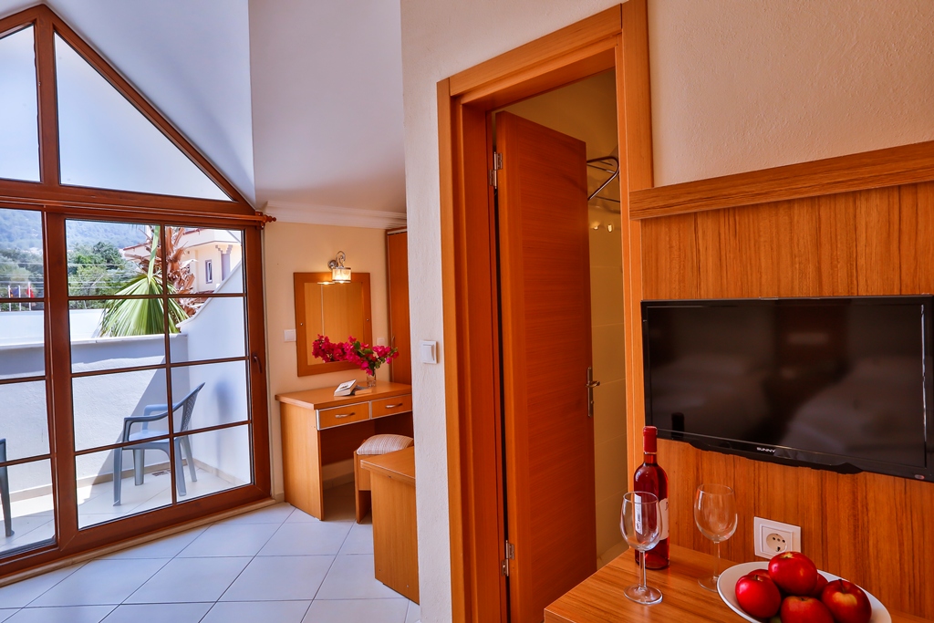 Golden Life Blue & Green Hotel